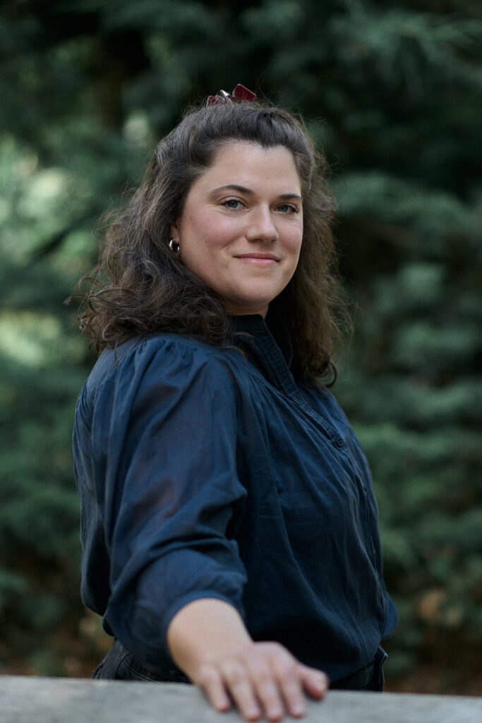 Dr. Anna Saave, systemische Beraterin und Coach online und in Leipzig, lächelt in die Kamera.